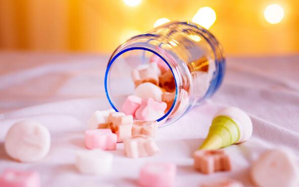 為什么婚姻是愛情的墳?zāi)惯€有很多人結(jié)婚？婚姻愛情有兩種,一種叫湊合湊合,一種叫鐘情一生(圖1)